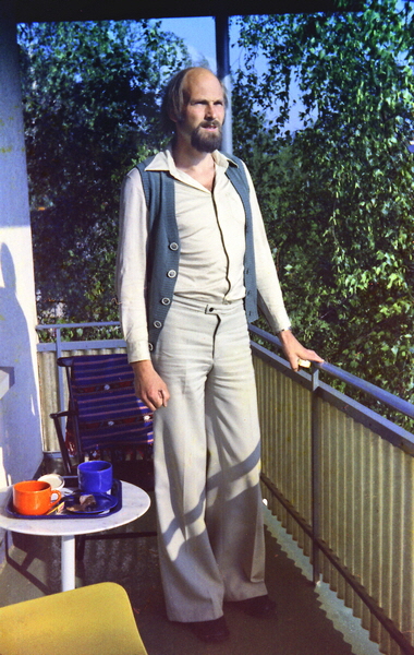 1976-0030-G�nter auf  Balkon, Struktur hell, Gimp, H600